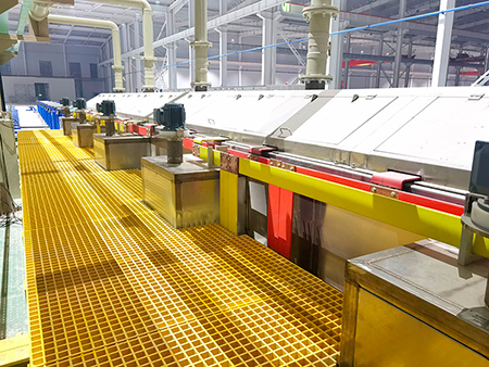 Electrolytic alkaline cleaning tank